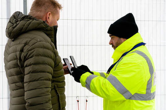 Publikvärd kontrollerar covidbevis utanför Vida Arena