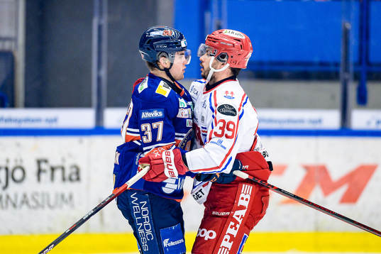 Irriterat mellan Växjös Glenn Gustafsson och Timrås Ty