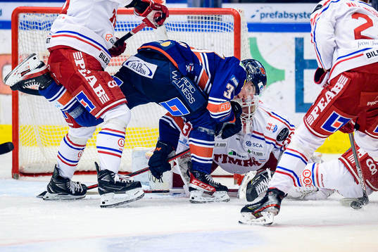 Växjös Glenn Gustafsson oroar vid Timrås målvakt Jacob