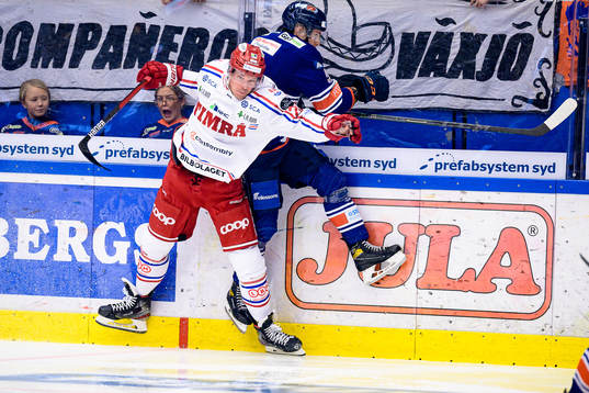 Timrås Morten Madsen tacklar Växjös Juuso Vainio