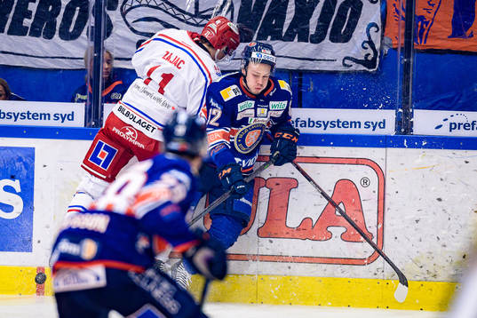 Timrås Nolan Zajac tacklar Växjös Oscar Hagman