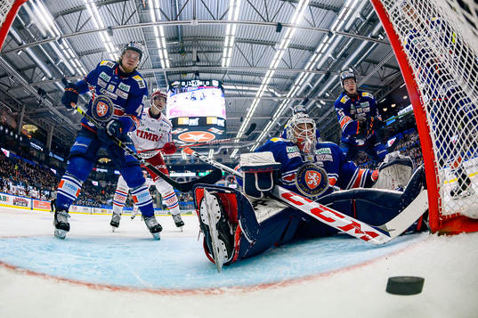 Växjös Ludvig Nilsson, målvakt Adam Åhman och Juuso