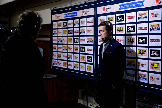 Växjös tränare Sam Hallam blir intervjuad av Cmore