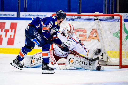 Växjös Olle Lycksell lägger en straff mot Timrås