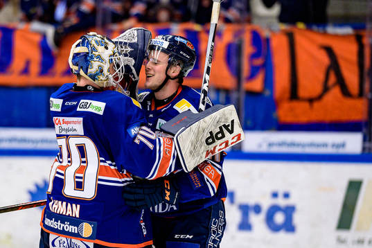 Växjös målvakt Adam Åhman och Olle Lycksell jublar
