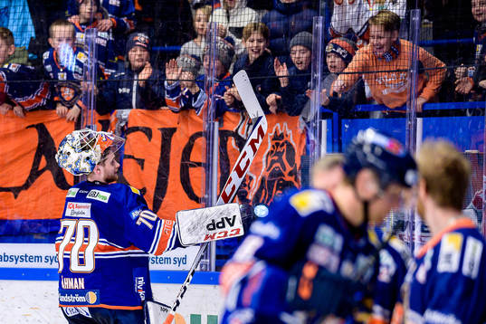 Växjös målvakt Adam Åhman jublar framför fansen