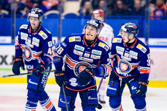 Växjös Hugo Gustafsson framför Linus Lööf  och Oscar