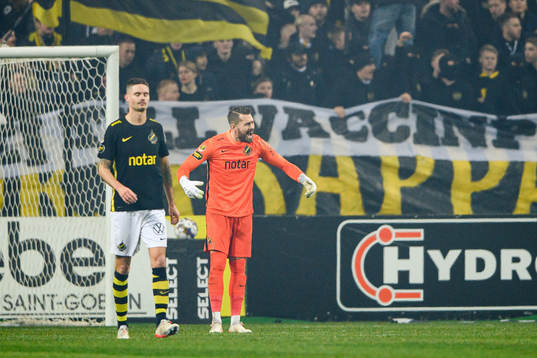 s Mikael Lustig och målvakt Kristoffer Nordfeldt deppar