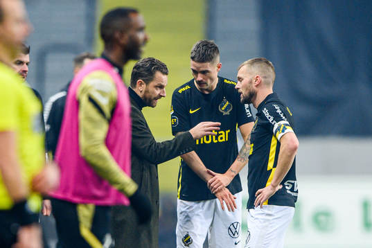 s tränare Bartosz Grzelak i samtal med Mikael Lustig och