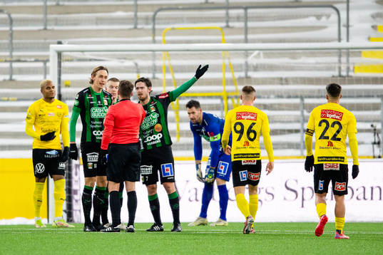 Varbergs Joakim Lindner och Robin Tranberg reagerar