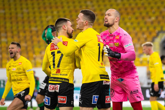 Mjällbys målvakt Carl-Johan Eriksson jublar med Carlos