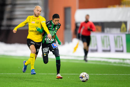 Mjällbys Viktor Gustafson och Varbergs Tashreeq Matthews