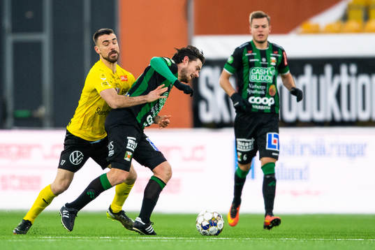 Mjällbys Carlos Moros Gracia och Varbergs Robin Tranberg