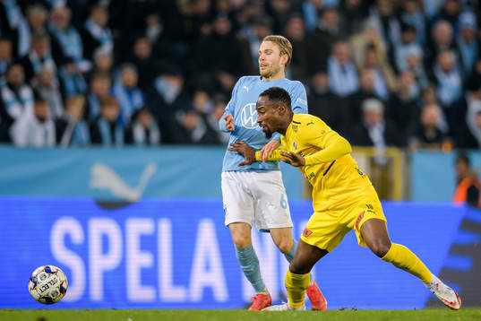 Malmö FFs Oscar Lewicki och Halmstads Sadat Karim