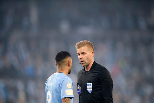 Malmö FFs Sergio Pena och domare Glenn Nyberg