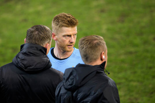 Malmö FFs tränare Jon Dahl Tomasson i samtal med Anders