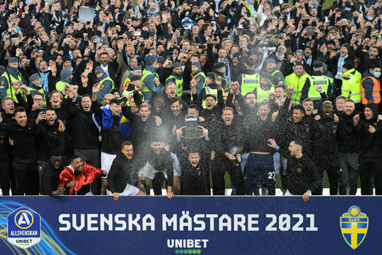Malmö FFs spelare jublar med pokalen