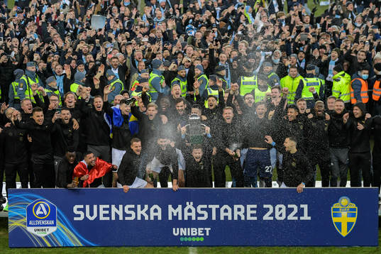 Malmö FFs Anders Christiansen lyfter pokalen