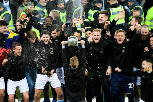 Malmö FFs spelare jublar med pokalen