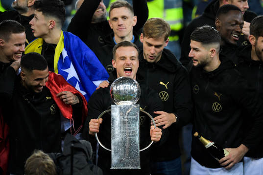 Malmö FFs Eric Larsson jublar med pokalen