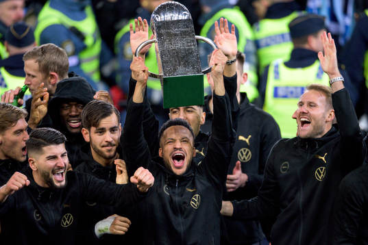 Malmö FFs Martin Olsson jublar med pokalen