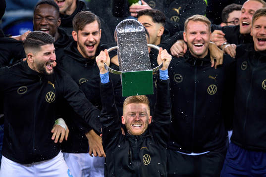 Malmö FFs Anders Christiansen  jublar med pokalen