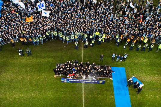Malmö FFs Anders Christiansen lyfter pokalen framför