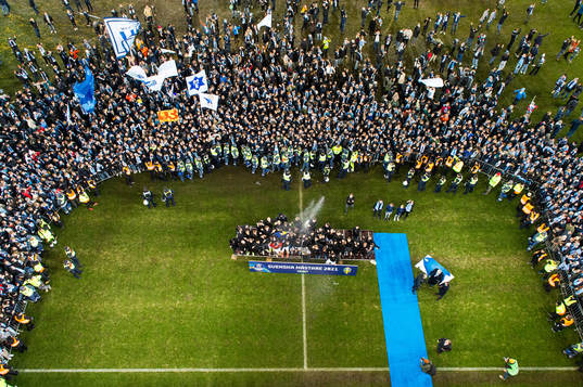 Malmö FFs Anders Christiansen lyfter pokalen framför