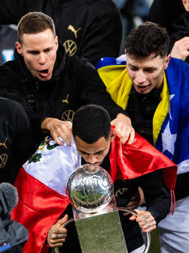 Malmö FFsSergio Pena kysser Lennart Johanssons pokal