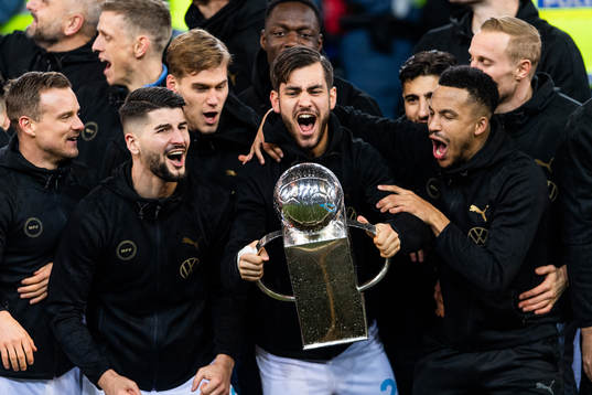 Malmö FFs Adi Nalic lyfter Lennart Johanssons pokal