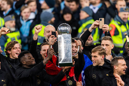 Malmö FFs Malik Abubakari jublar med Lennart Johanssons