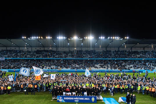 Malmö FFs spelare lyfter Lennart Johanssons pokal