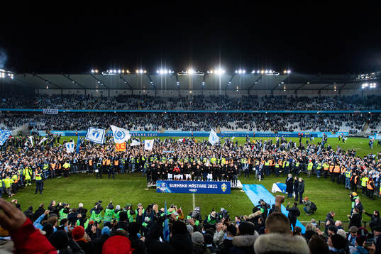 Malmö FFs spelare lyfter Lennart Johanssons pokal