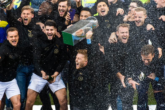 Malmö FFs Anders Christiansen lyfter Lennart Johanssons