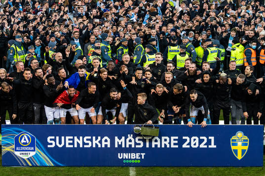 Malmö FFs Anders Christiansen med Lennart Johanssons pokal
