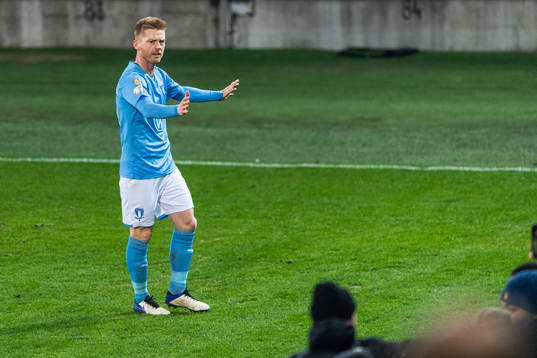 Malmö FFs Anders Christiansen ber publiken flytta sig