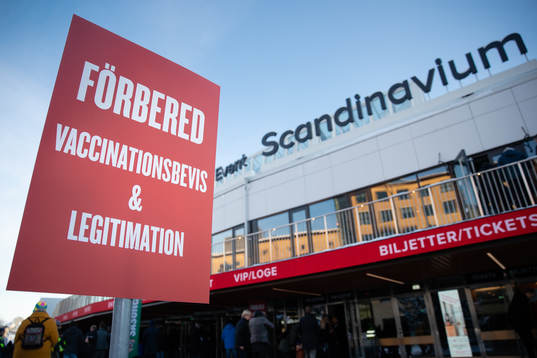 En informationsskylt gällande Covid vaccinbevis utanför