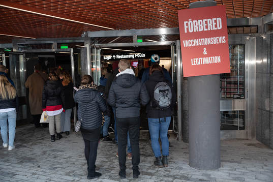 En informationsskylt gällande Covid vaccinbevis utanför