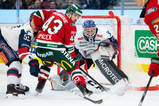 Frölundas Michael Spacek framför Linköpings målvakt