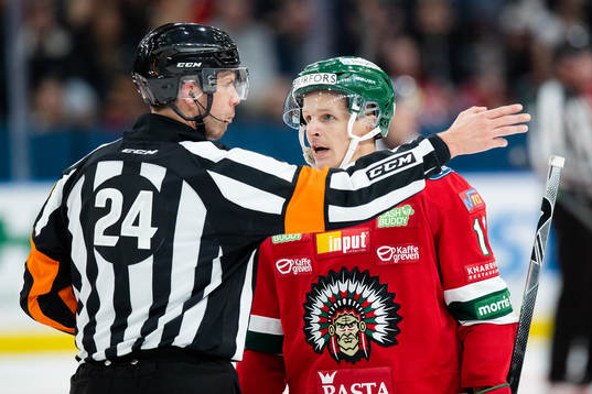 Domare Johan Magnusson och Frölundas Max Friberg