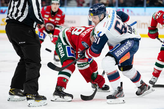 Linköpings Markus Ljungh tekar mot Frölundas Johan