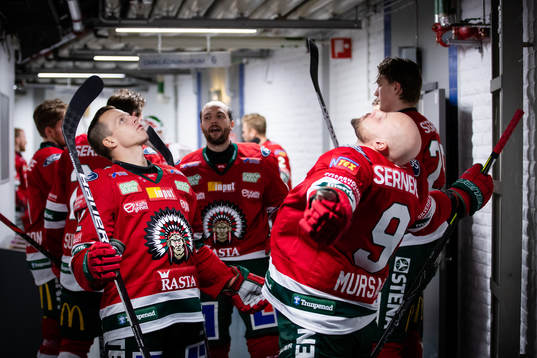 Frölundas Max Friberg och Jan Mursak innan ishockeymatchen