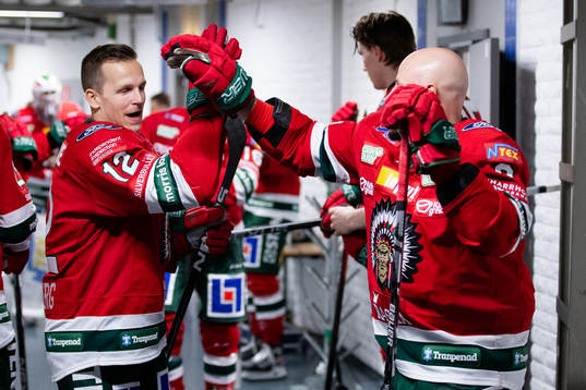 Frölundas Max Friberg och Jan Mursak innan ishockeymatchen