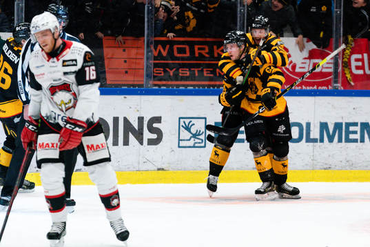 Skellefteås Jonathan Pudas och Melker Karlsson jublar