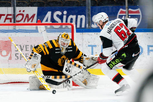 Skellefteås målvakt Gustaf Lindvall och Malmö Redhawks