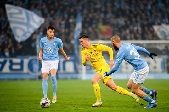 Halmstads Marcus Antonsson i en kamp mot Malmö FFs Anel