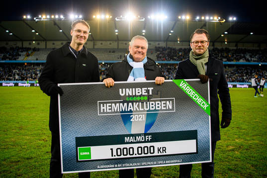 Malmö FFs ordförande Anders Pålsson tar emot en check