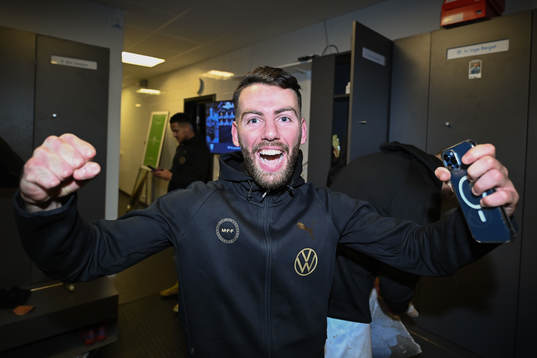 Malmö FFs Erdal Rakip jublar i omklädningsrummet