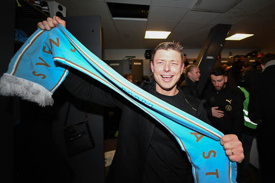 Malmö FFs tränare Jon Dahl Tomasson jublar i