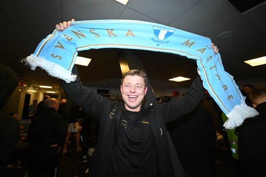 Malmö FFs tränare Jon Dahl Tomasson jublar i